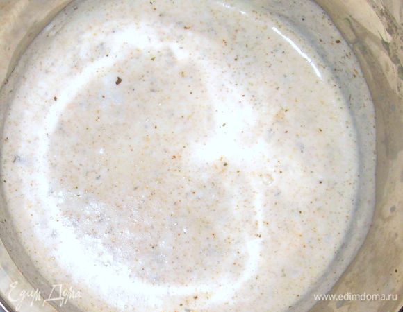  Ввести сливки и молоко. Добавить соль и перец. Довести на небольшом огне до кипении. Добавить специи и перемешать. Попробовать и скорректировать вкус, если это необходимо.