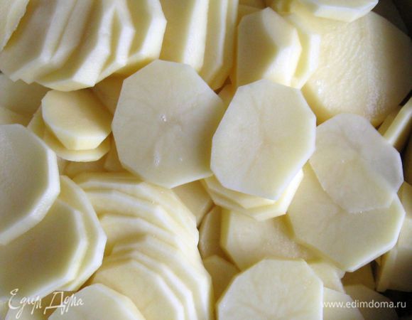 Катофель очистить и порезать кружочками очень тонко (толщиной 2-3 мм). 