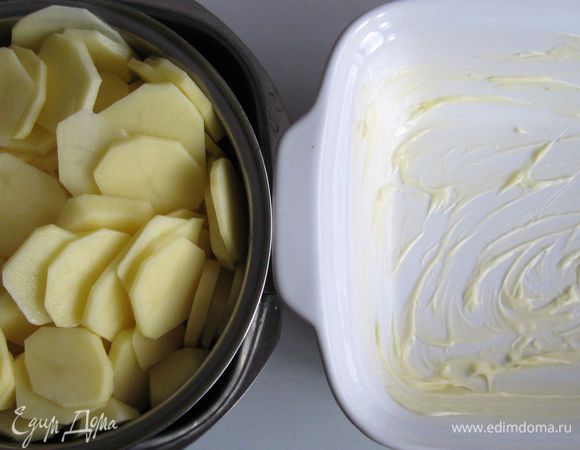 Картофель положить в сито и хорошо промыть под струей холодной воды. Дать стечь.
Керамическую форму щедро смазать сливочным маслом. 