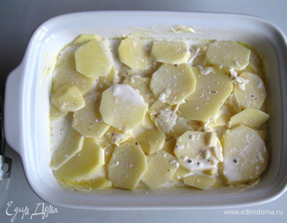 Разложить картофель в форме. Залить  соусом (соус должен доходить до верхнего края).
