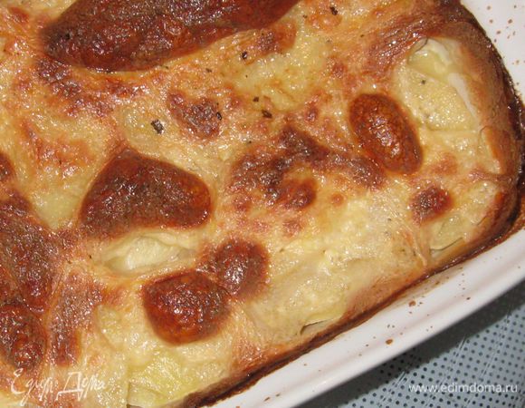 Поставить в духовку, разогретую до 170. Запекать 1,5 часа. Каждые 20 минут слегка приминать картофель лопаткой или ложкой. Когда начнет образовываться корочка, приминать уже не надо. В идеале, жидкости не должно остаться совсем.
