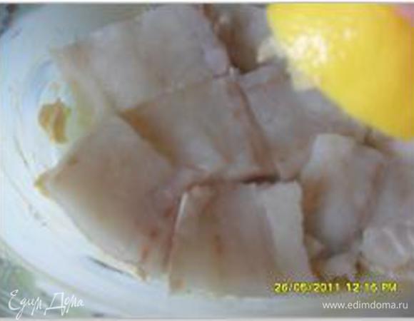 Налить сверху немного воды или лимонного сока