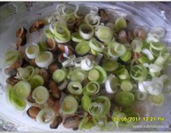 Посолить.
Нарезать тонкими ломтиками лук-порей или сельдерей и посыпать ими рыбу.
