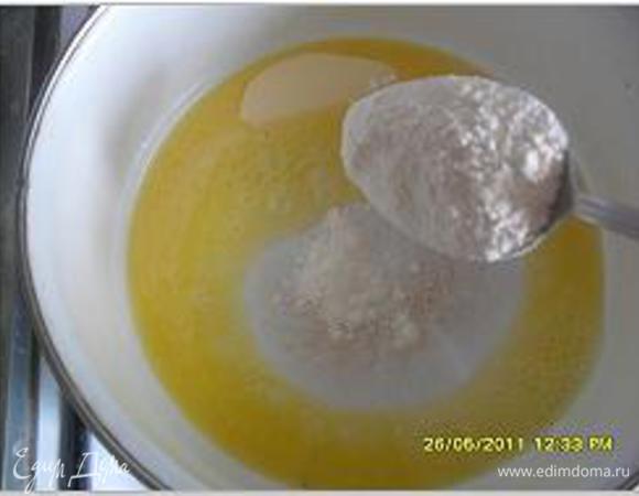 Помидоры нарезать кубиками, выложить их на баклажаны.

Растопить в кастрюле масло для соуса. Насыпать в него муку.

