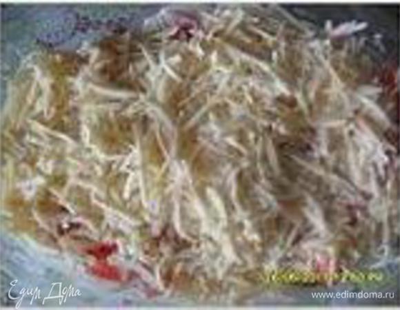 Варить 3-5 минут. Снять с огня и вбить в смесь яичные желтки.

Залить рыбу с овощами соусом, посыпать тертым сыром и поставить в духовку
