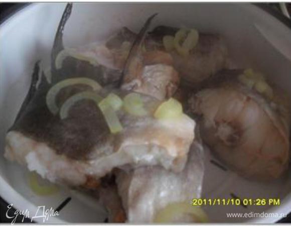 1/3 лука нарезать кружочками, остальное мелко изрубить.
Филе трески посыпать солью, перцем, кольцами лука и варить на пару 15 минут, пока рыба не станет матовой и не будет легко крошиться. (Я порезала кусочками рыбу, приготовила на пару, затем очистила от кожуры и костей). Остудить.
