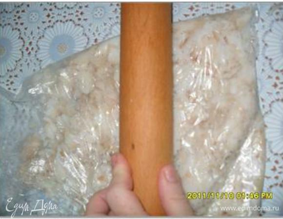 Картофель отварить в кожуре, очистить и размять до пюре. Добавить к теплому картофелю рубленый лук, соль, белый перец, майонез. Тщательно перемешать и остудить.
Удалить из рыбы кости и снять кожу, убрать лук. Поместить рыбу в пакет и размять ее скалкой