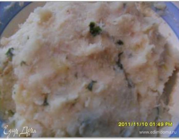 Добавить к картофелю рыбу и хорошо перемешать