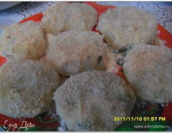 Присыпав руки мукой, сформировать из рыбно-картофельной массы котлетки. Обмакнуть их сначала во взбитое яйцо, а затем обвалять в хлебных крошках и поставить в холодильник на 30 минут.
