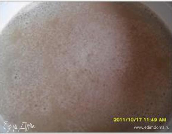 Приготовить оттяжку. Взбить белки с 5 кубиками измельченного льда. Влить в бульон. Довести до кипения. Снять с огня и дать постоять 10 минут.
