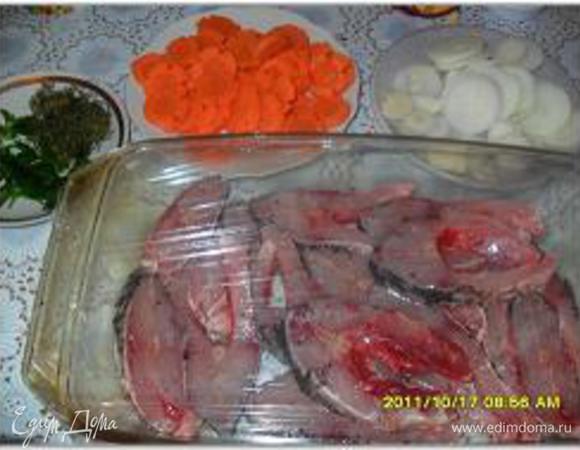 Филе рыбы слегка присолить, поперчить, сбрызнуть немного лимонным соком, затем нарезать порционными кусками. Выложить в форму для запекания, накрыть пищевой пленкой и оставить на 10 минут