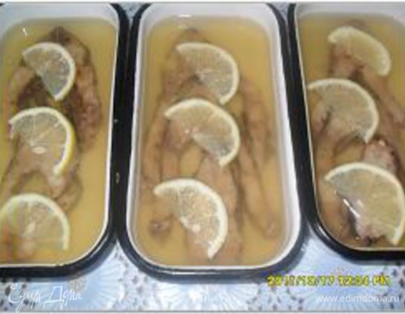 В блюдо с застывшим желе выложить кусочки рыбы и залить аккуратно бульоном с желатином, чтобы он покрывал рыбу. Поставить в холодильник минут на 15.
