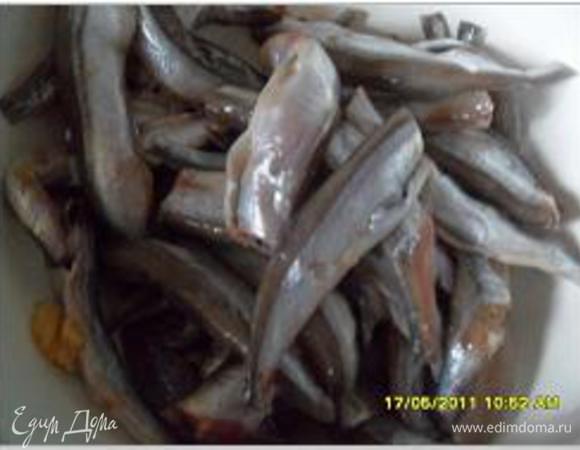 Мойву промыть, отрезать голову, потрошить
