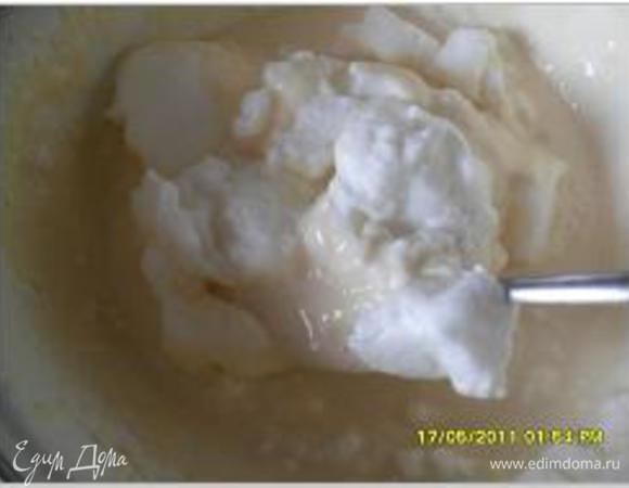 Подготовить кляр:

Отделить яичные желтки от белков. В холодное молоко добавить соль, желтки, муку и все взбить миксером. Белки взбить в устойчивую пену и добавить в тесто, перемешать ложкой.

