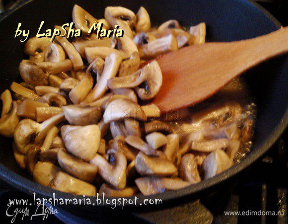 Тем временем грибы хорошо помыть или почистить, если есть такая необходимость. Порезать довольно крупно на четвертинки или половинки. Положить на сухую большую сковороду, перемешать. Подождать пока все влага из грибов испариться и добавить немного масла оливкового или растительного и мелко нашинкованный лук. Обжарить все вместе до легкой золотистости грибов.