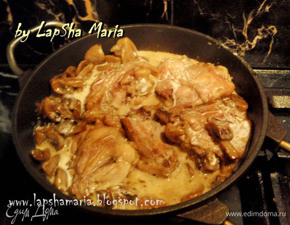 Перемешать курочку и грибы, добавить сливки/сметану и крахмал/муку. Мне больше нравится крахмал. Я его развожу небольшим количеством бульона в стопочке. Но и мука прекрасно подойдет для густоты. Я делала и со сметаной и со сливками. Если хотите более сливочного вкуса - то конечно лучше использовать сливки. Сметана же придает легкую кислинку и более яркий вкус соусу. 