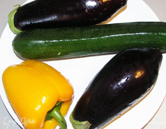 Баклажаны,цукини и перец помыть,высушить и запечь в духовке порезав на половинки.