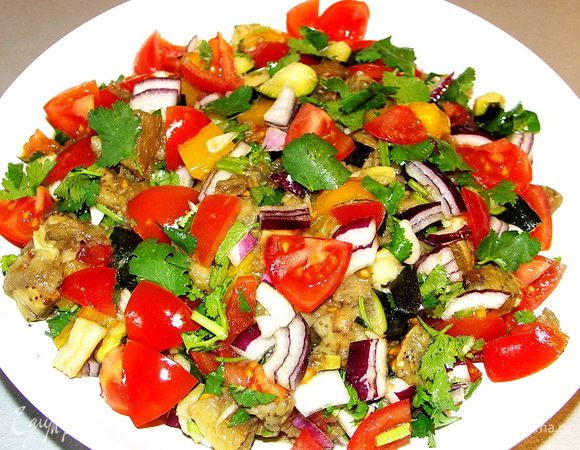 Соединить с остальными(уже подготовленными)овощами и зеленью.Посолить,щедро полить маслом.И быстренько за стол!:)Смесь текстур,температур,вкусов...ммм..очень вкусно!:)А если со свежим хлебом и бокалом чуть охлаждённого сухого вина...ооо!Приятного аппетита!:)