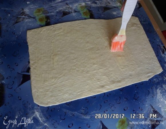 Затем тесто положить в пакет и охладить. Достать тесто, раскатать в тонкий пласт. затем смазать пласт сливочным маслом.