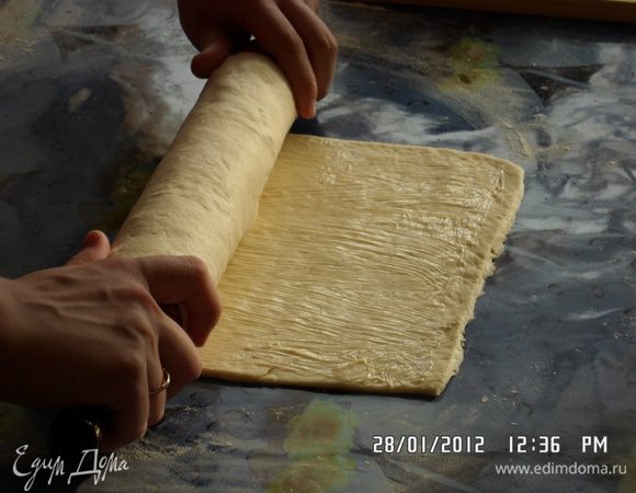 При помощи скалки скатать тесто в рулет.
