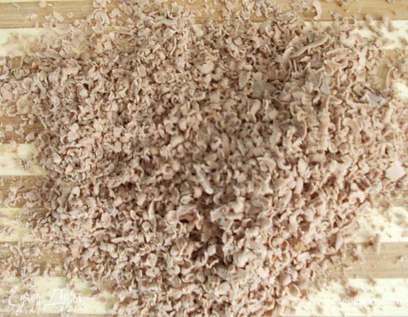 молочный шоколад натереть на тёрке