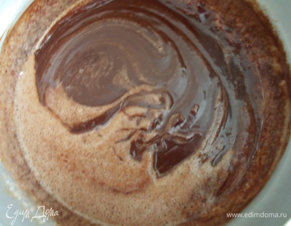 яйца взбить и добавить, в слегка остуженную шоколадно-масляную массу,перемешать