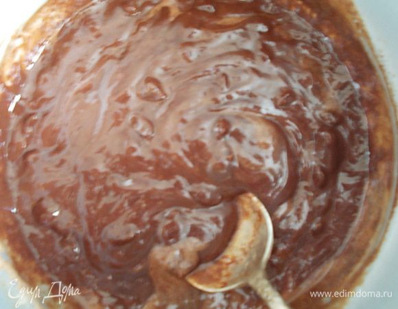 туда же добавить изюм,молочный шоколад и муку