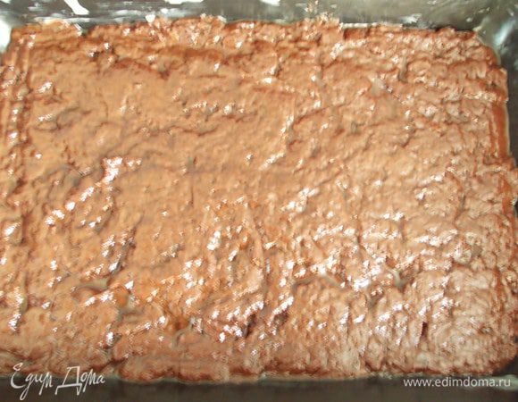 тщательно перемешать и выложить на смазанный противень,разравнивая верх мокрым ножом