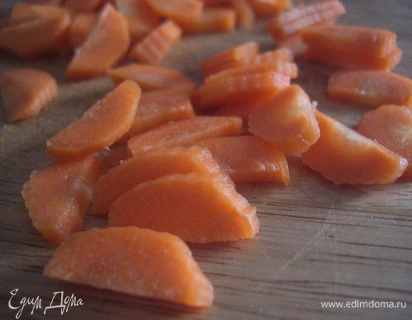 Морковь полу-кружочками немного побольше...