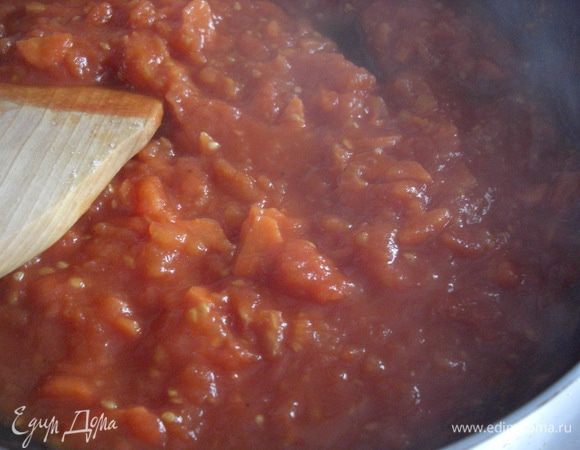 Нарезанные овощи обжарить на оливковом  масле на сковороде , добавить соль и черный перец по вкусу  и 0,5 чайной  ложки сухого сладкого перца.Не надо  жaрить  до готовности, пускай только помидорки  развалятся и жидкость вытечет..