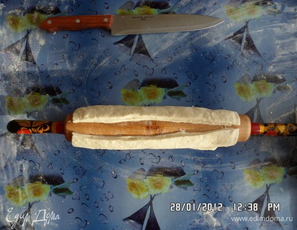 Разрезать рулет по всей длине скалки.