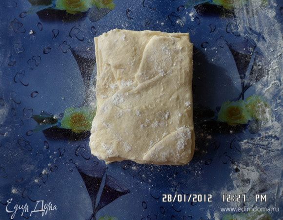 Сложить их стопкой, промазывая маслом.