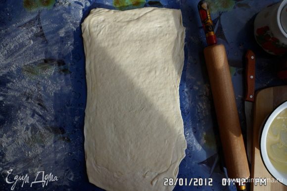 Завернуть тесто в полиэтилен и положить в холодильник на 2-3 часа. Охлажденное слоеное тесто раскатать толщиной 3мм. Раскатывать тесто в одном направлении.