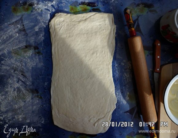 Завернуть тесто в полиэтилен и положить в  холодильник на 2-3 часа.
Охлажденное слоеное тесто раскатать толщиной 3мм. Раскатывать тесто в одном направлении.