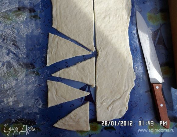 Разрезать пласт теста пополам. И нарезать треугольниками.