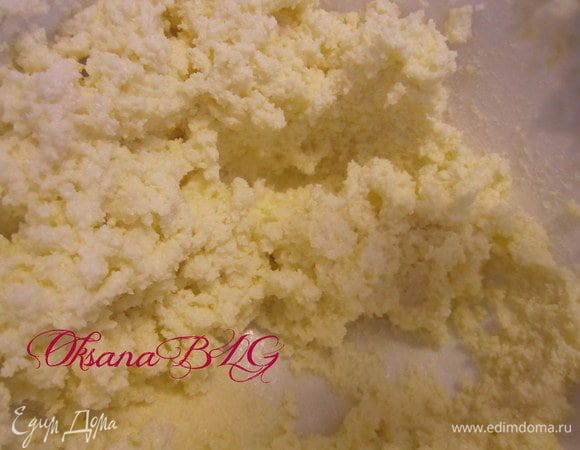 Мягкое масло перетереть с сахаром.