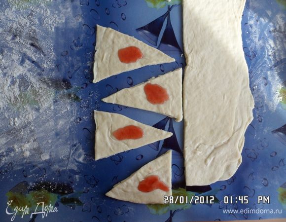 В середину треугольника положить чайную ложечку джема