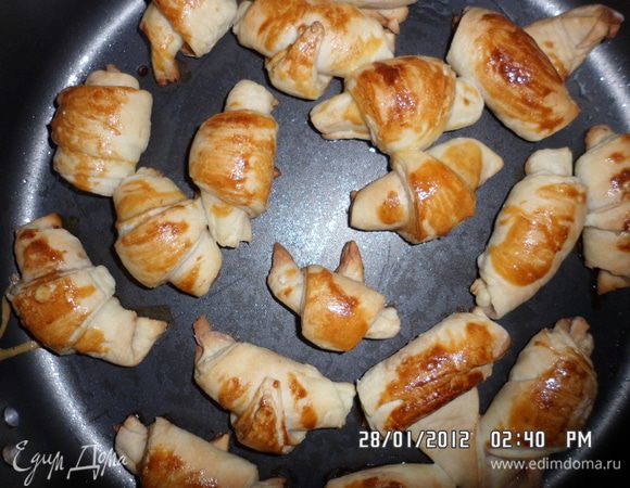 Дать круасанам расстояться и поставить в горячую духовку на 30 мин.

Приятного чаепития!!!