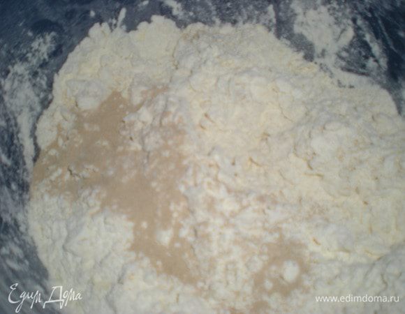 Добавить яйца,соль,сахар,дрожжи.Перемешать.