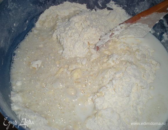 Добавить молоко комнатной температуры.