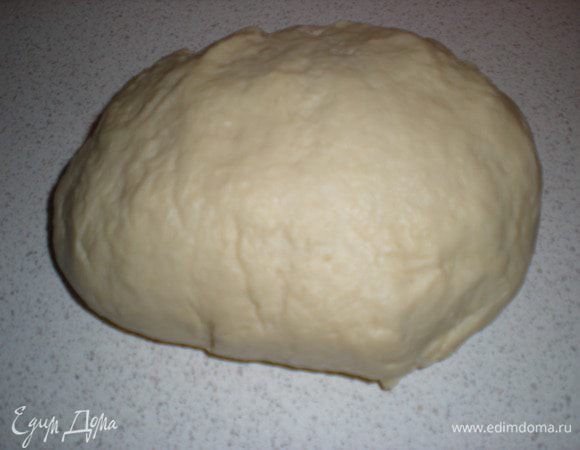 Вымесить тесто.Месить долго,пока не станет отлипать от рук.Муки не добавлять,обычно я смазываю руки растительным маслом,тогда есть гарантия,что муки не пересыплю и тесто не получится тяжелым.