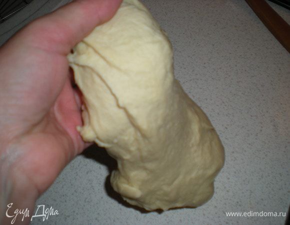 Месим пока тесто не начнёт пищать и станет приятно-эластичным.
