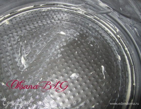 Форму смазать маслом или застелить пергаментной бумагой.