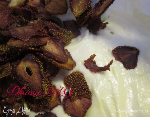 Если бисквит будет с добавкой сухофруктов, то ввести сухофрукты, у меня сушеная клубника.