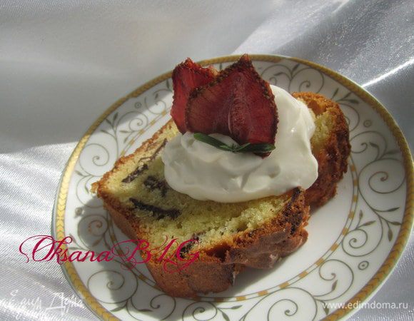 Если вы готовили в виде кекса. можно порезать на кусочки и подать со взбитыми сливками или джемом.