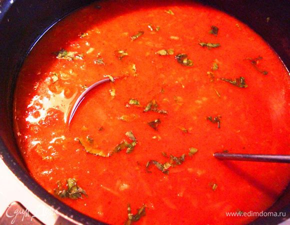 Если бульон готов, вынуть мясо, процедить бульон, а содержание со сковородки переместить в бульон и поставить варить на средний огонь.