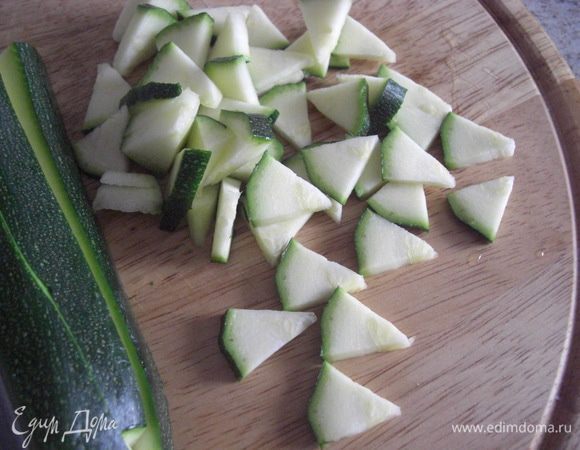 Цукини попадает в суп предпоследним из ингредиентов, (ну, как же его отказаться в помидорном супе), добавляем его 10 мин. перед, тем закончить готовить суп. Цукини должна   оставатся  хрустящей.