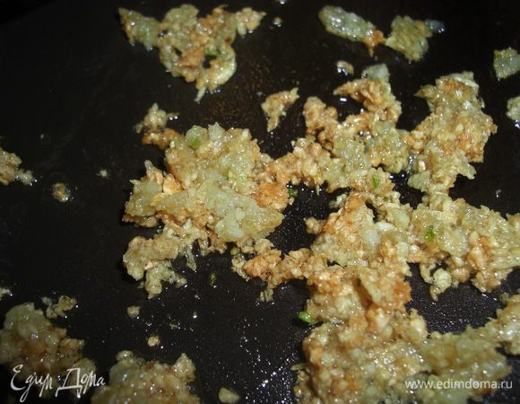 Остался еще один очень важный ингредиент - ЧЕСНОЧОК,.. обычно я его немного пожарю  на сливочном масле, чтобы получить максимум аромата. Добавили обжаренный чеснок - ВСЕ:))) Плотно закрыть  крышку кастрюли и оставить  супчик нa 15 мин.  отдохнуть  и всем  вкусам  и ароматам перемешаться.  