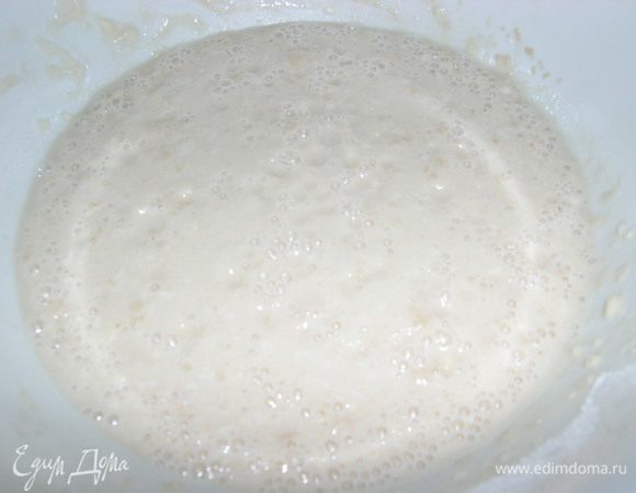 Чтобы тесто лучше подошло, я советую делать так: возьмите миску, высыпьте туда дрожжи, залейте теплой водой, добавьте 1 ст. л. сахара и 1 ст. л. муки, перемешайте и оставьте на 5 минут.