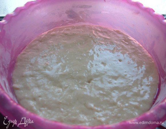 Замесите тесто как обычно, оно должно быть не слишком тугим. Чтобы тесто хорошо подходило, сверху смажьте его тонким слоем растительного масла.